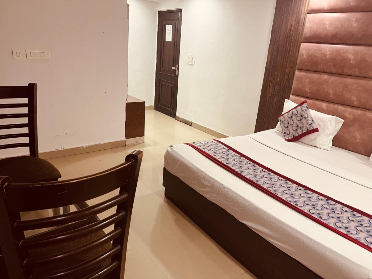 Hotel Cozy Cave Delhi Aiport 3*
